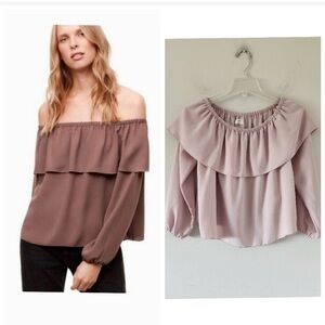 Off-the-Shoulder Ruffle Blouse in mauve pink